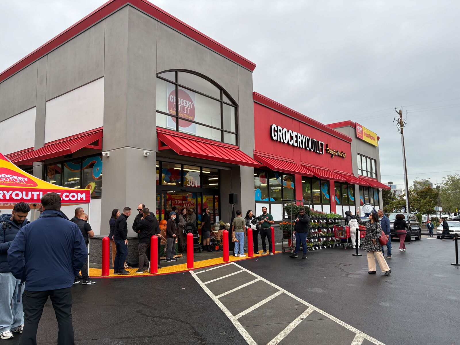 New Grocery Outlet opens in Oakland’s Eastlake neighborhood — The Oaklandside, Midland Business news