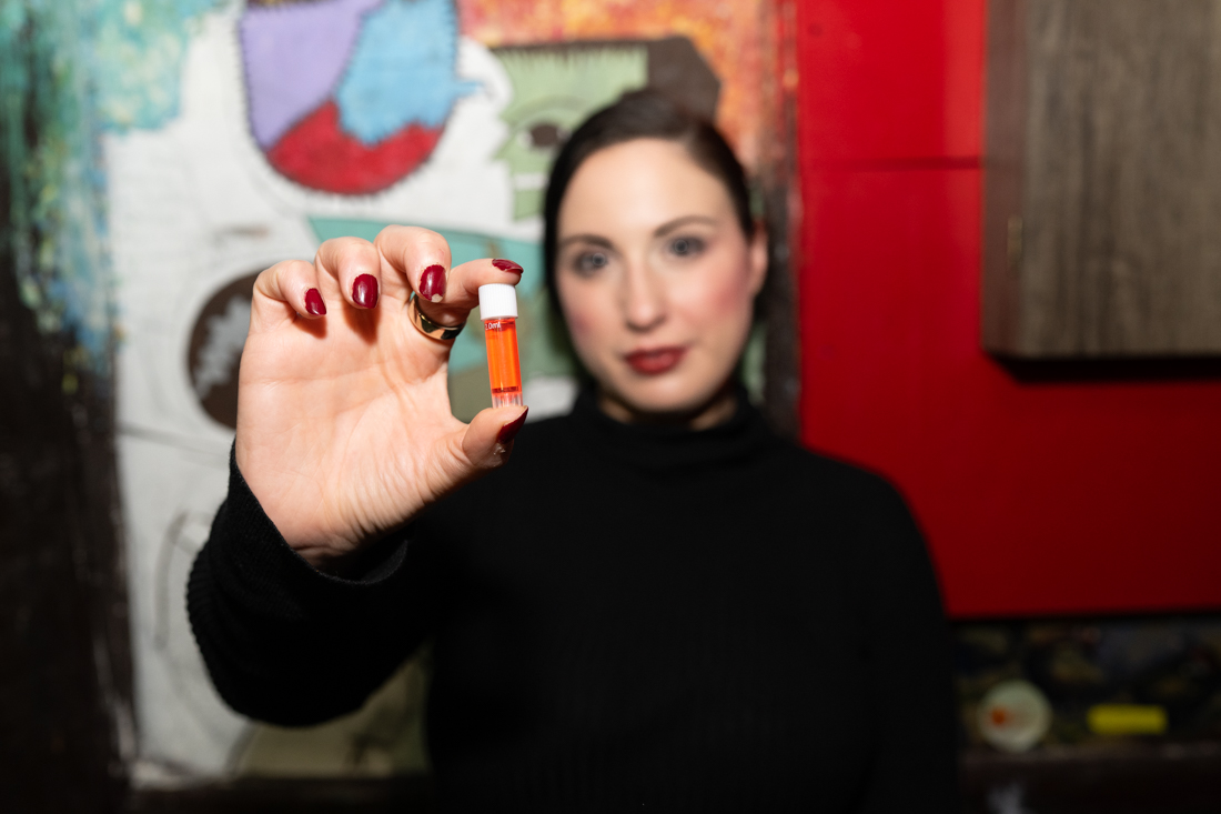 PHOTOS: Elizabeth Holmes lookalikes sport turtlenecks at Churchill’s Pub — Miami New Times, Midland Dining news